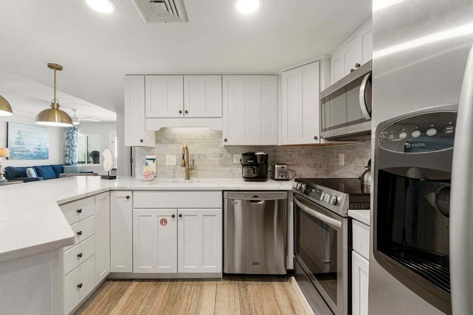 Fully applianced kitchen