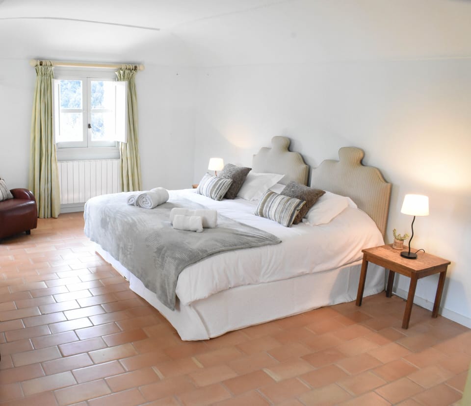 Comfort Double Room, 1 Queen Bed, Non Smoking, Hill View | Free WiFi, bed sheets
