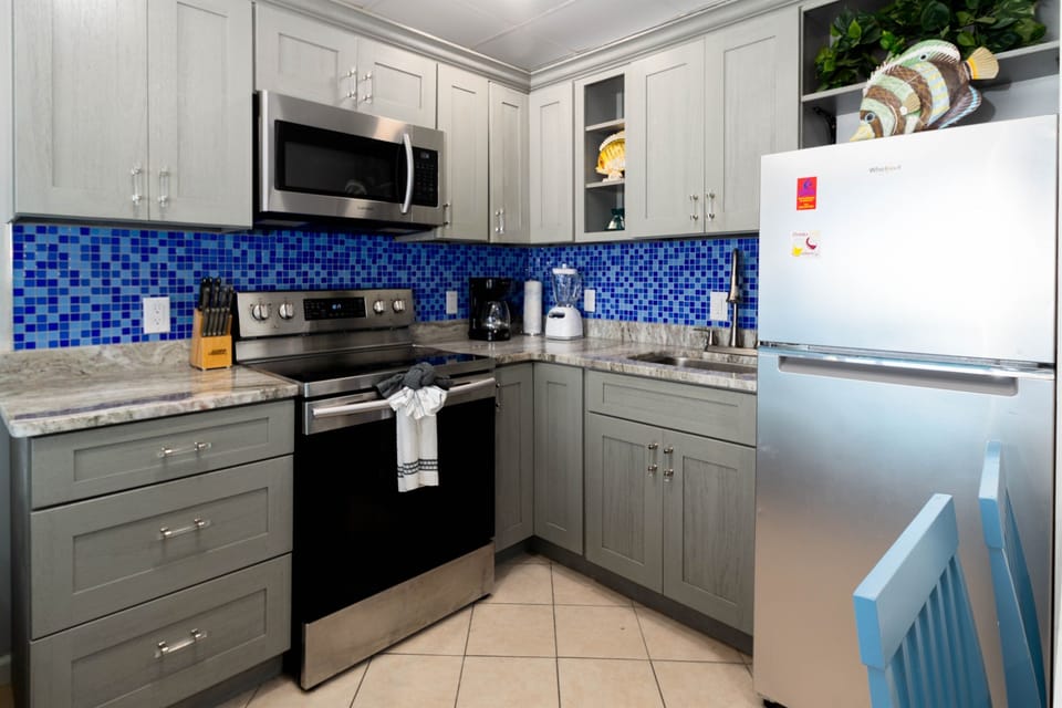 I can whip up some breakfast here! The fully stocked kitchen has full size stainless steel appliances.