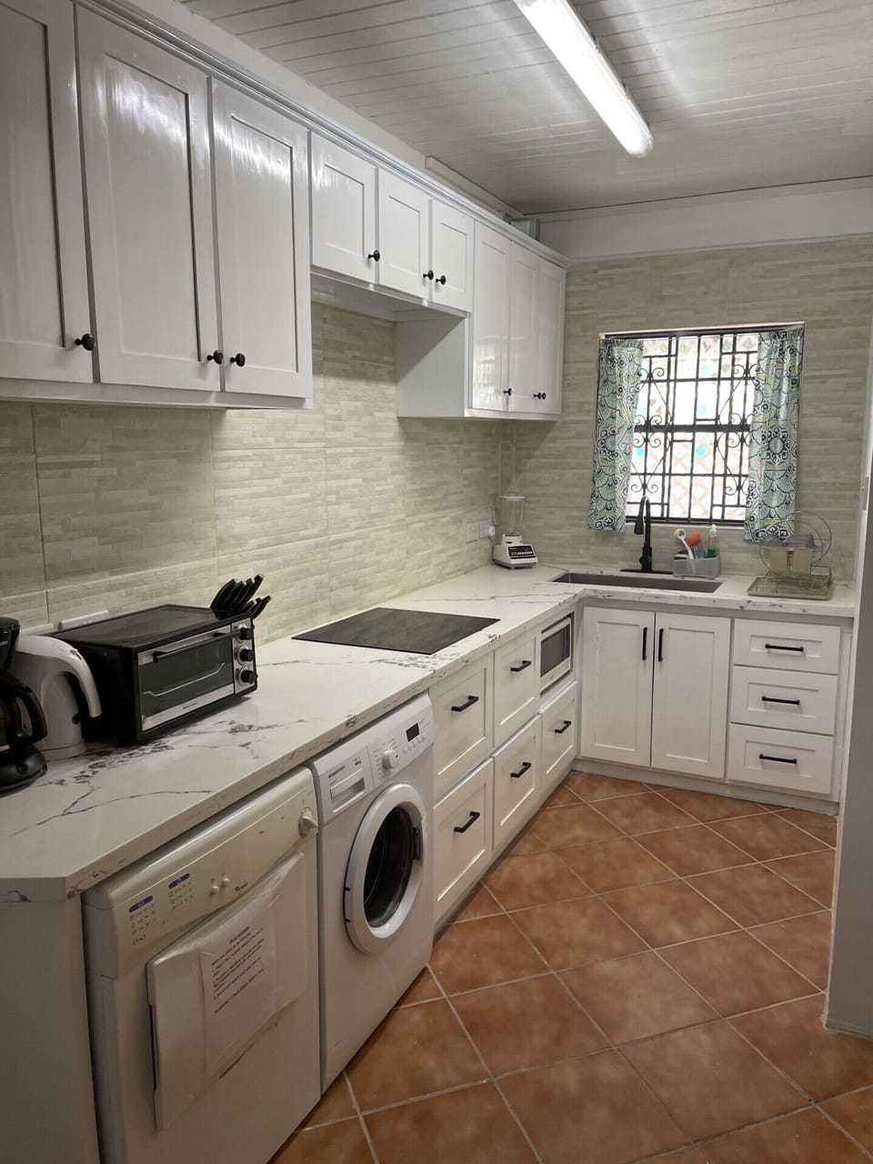 Fully functional kitchen, renovated fall 2023.  Everything you need to eat!