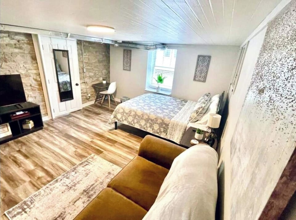 Cozy retreat with a touch of historic charm in Hannibal.