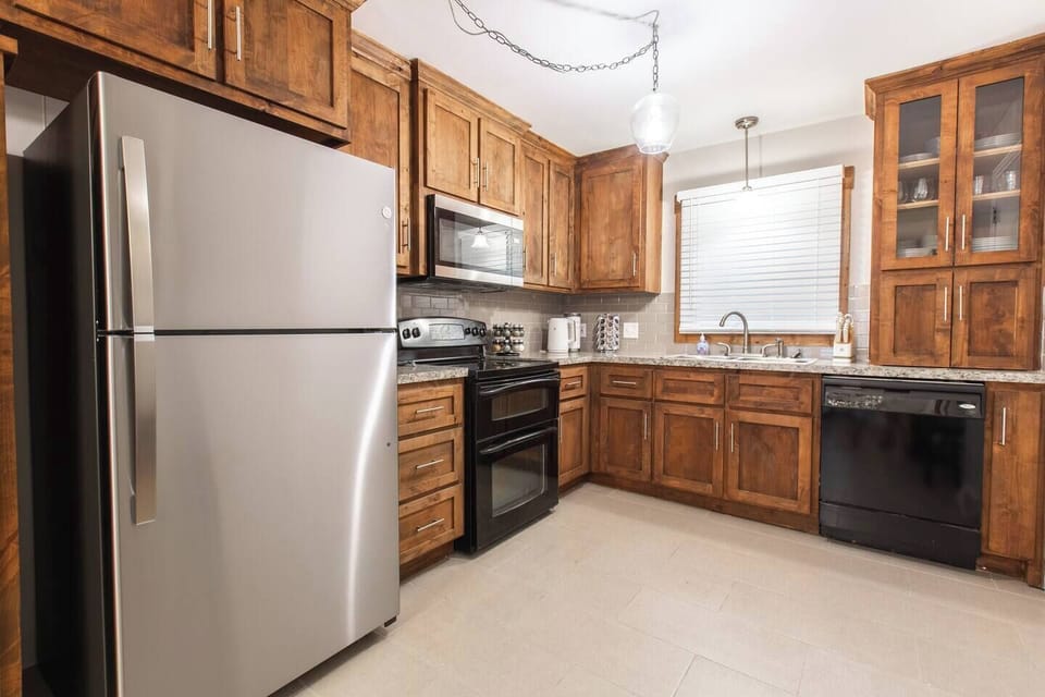 I well equipped kitchen for your cooking needs.