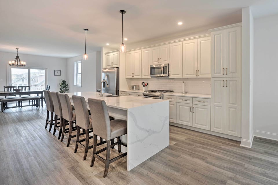 Kitchen | 2nd Floor | Cooking Basics | Spices | Trash Bags/Paper Towels Provided