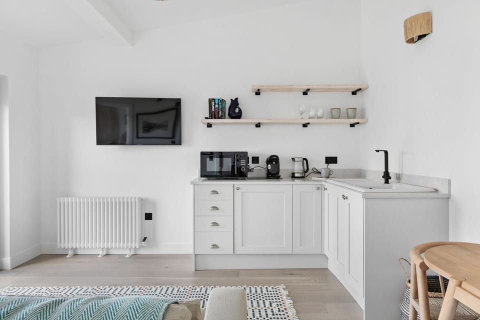 Kitchenette with microwave, kettle and coffee machine - The Sail Loft Suite