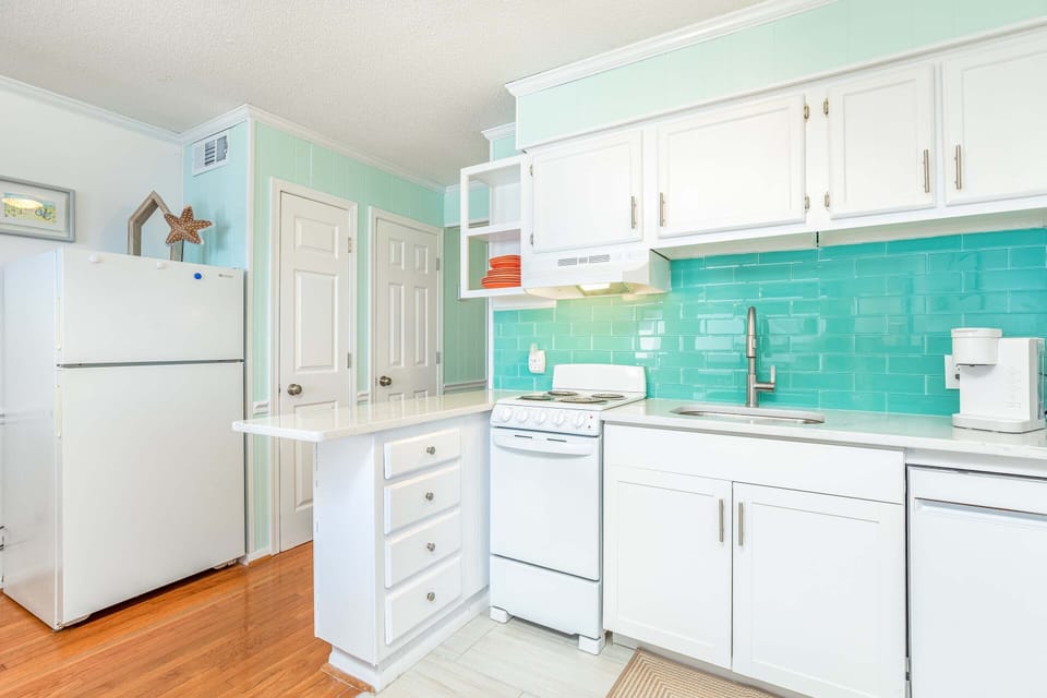 Condo, 1 Queen Bed with Sofa bed, Balcony, Beach View | Private kitchen | Fridge, microwave, oven, stovetop