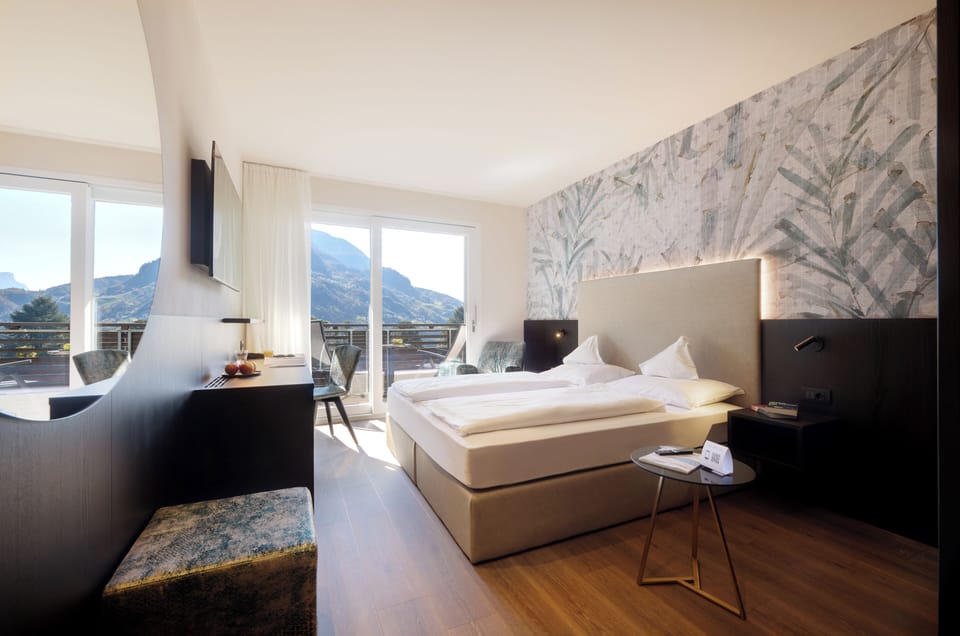 Deluxe Double Room | Hypo-allergenic bedding, down comforters, pillowtop beds, minibar