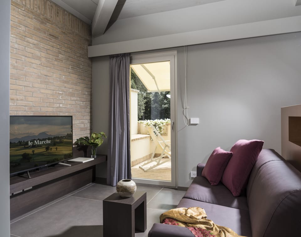 Luxury Studio Suite | Minibar, in-room safe, desk, soundproofing