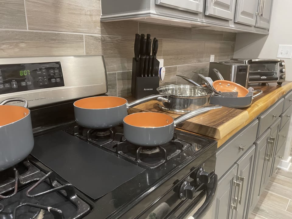 Full set of pots and pans, knives and cooking utensils 
