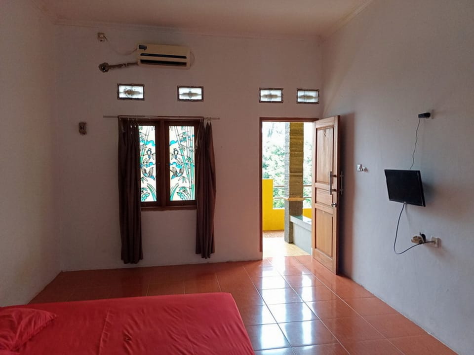 Superior Single Room | Desk, bed sheets