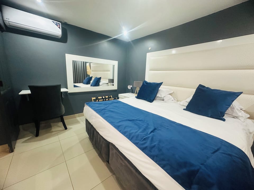 Standard Double Room, 1 King Bed, Non Smoking, Air conditioning | Desk, iron/ironing board (on request), WiFi (free)