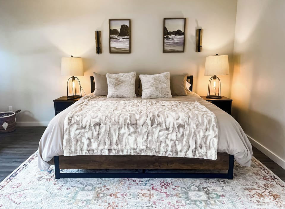 Deluxe Room, 1 King Bed | Premium bedding, down comforters, pillowtop beds, individually decorated