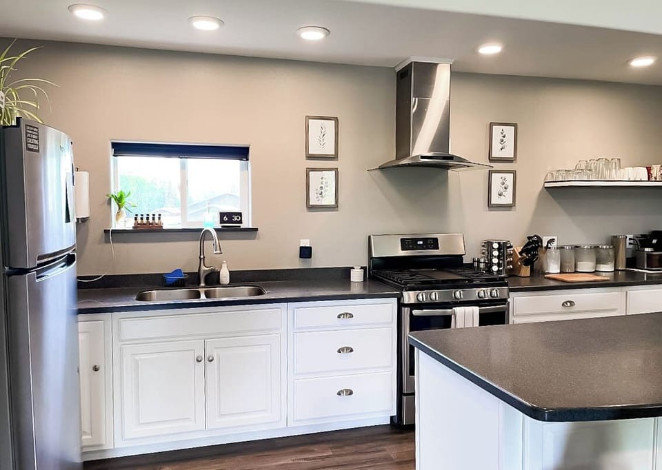 Luxury Duplex, 2 Bedrooms | Private kitchen | Microwave, coffee/tea maker, electric kettle