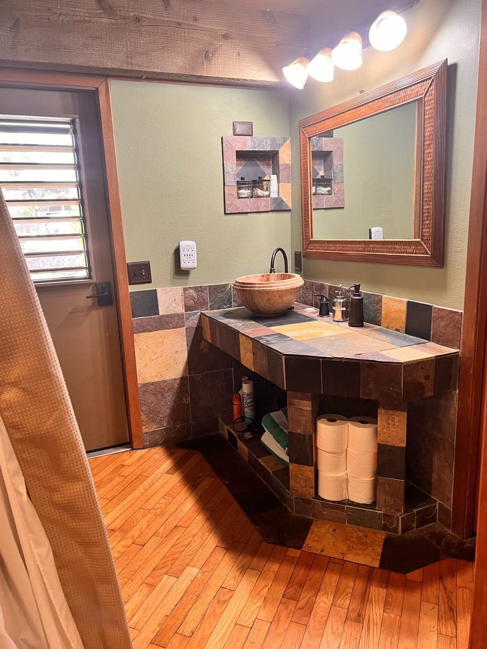 Room | Bathroom | Shower, free toiletries, hair dryer, towels