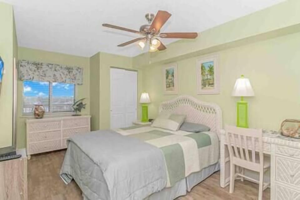 3rd Bedroom featuring Queen-size bed, flatscreen TV and desk workstation!