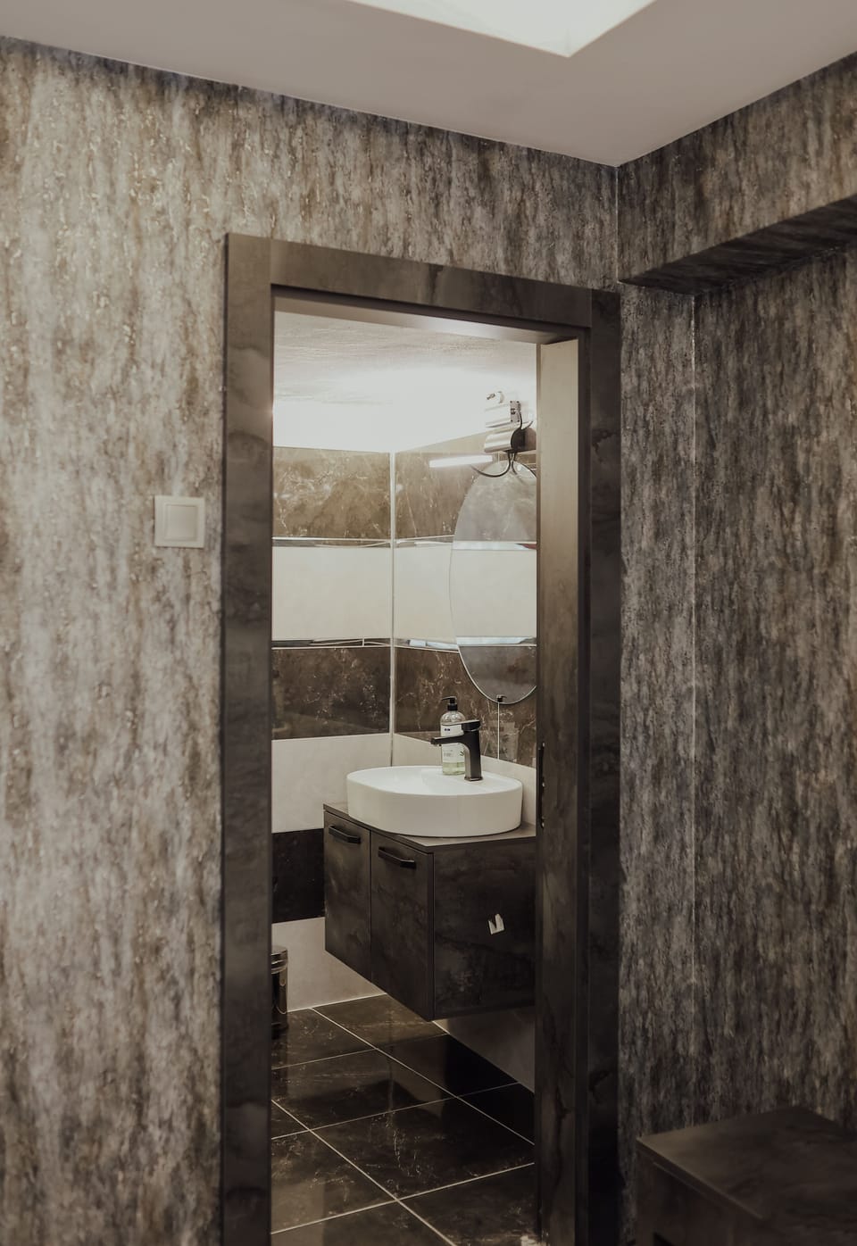Standard Room | Bathroom | Shower, rainfall showerhead, hair dryer, towels