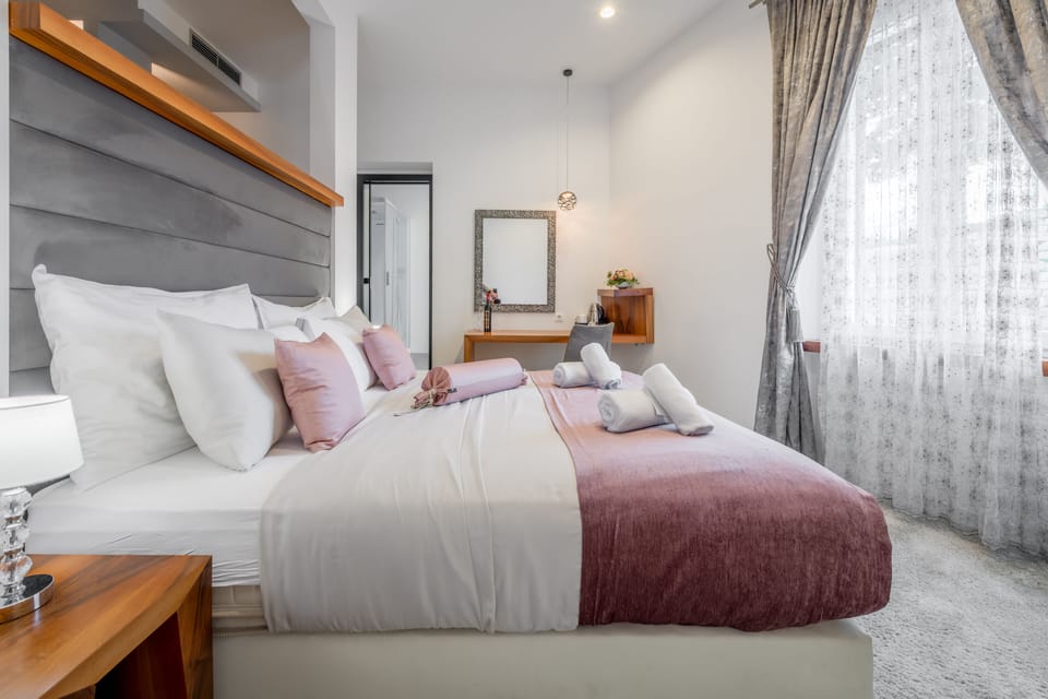 Deluxe Suite with Steam Bath | Egyptian cotton sheets, premium bedding, minibar, in-room safe