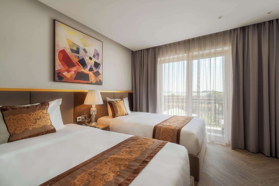 Deluxe Double or Twin Room | In-room safe, desk, blackout drapes, soundproofing