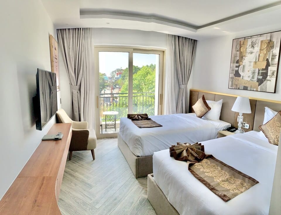 Deluxe Double or Twin Room | In-room safe, desk, blackout drapes, soundproofing