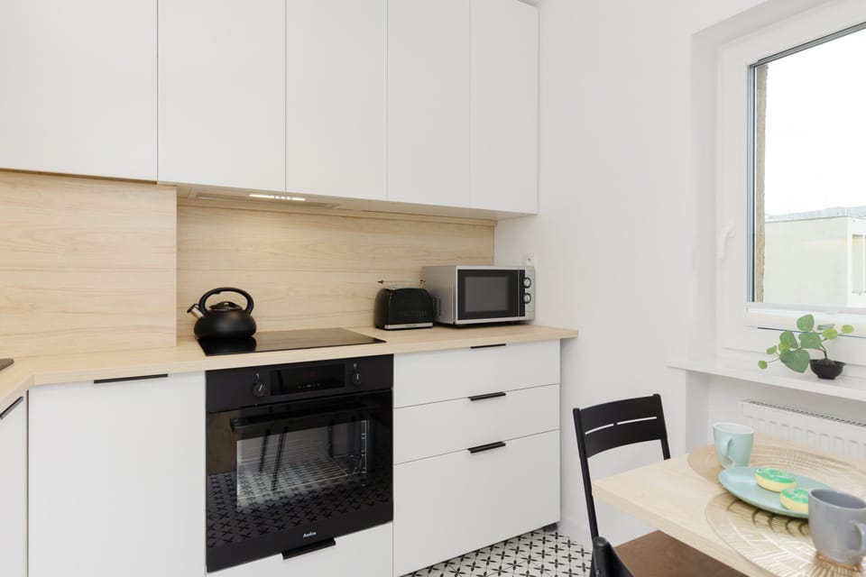 Modern, fully equipped kitchenette. 