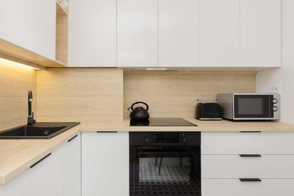 Kitchenette with plenty of kitchen utensils and dishes. 