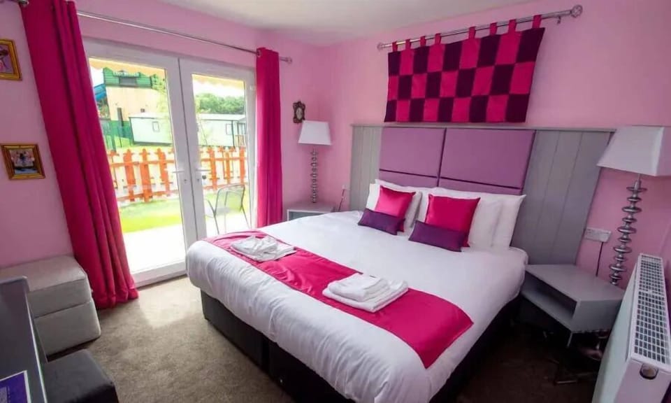 Family Double or Twin Room | Desk, free cribs/infant beds, free WiFi, bed sheets