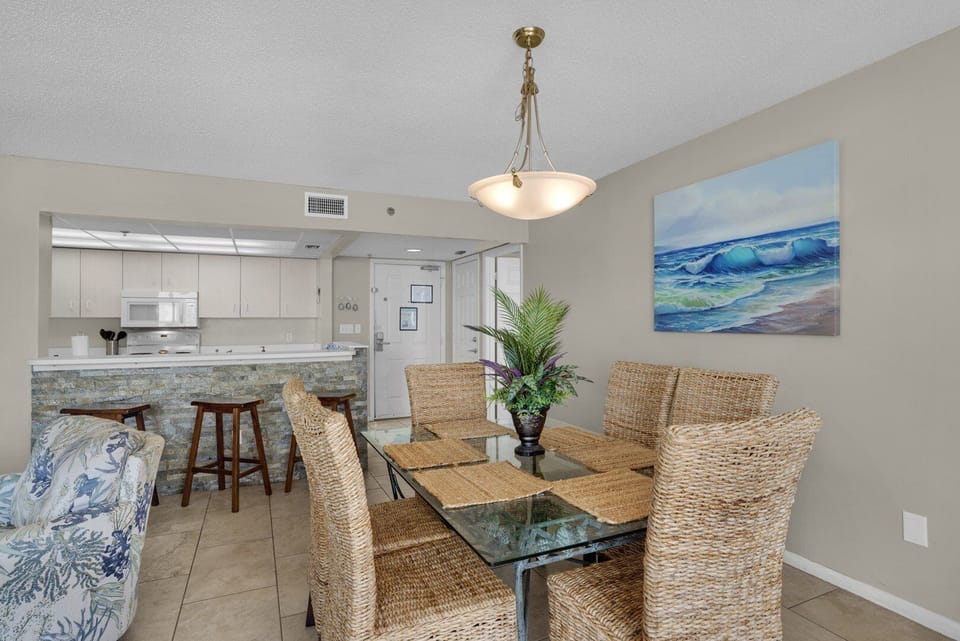 Dining area and breakfast bar
