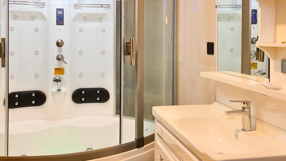 Superior Room | Bathroom | Slippers
