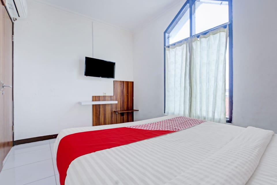 Standard Double Room | Laptop workspace, bed sheets