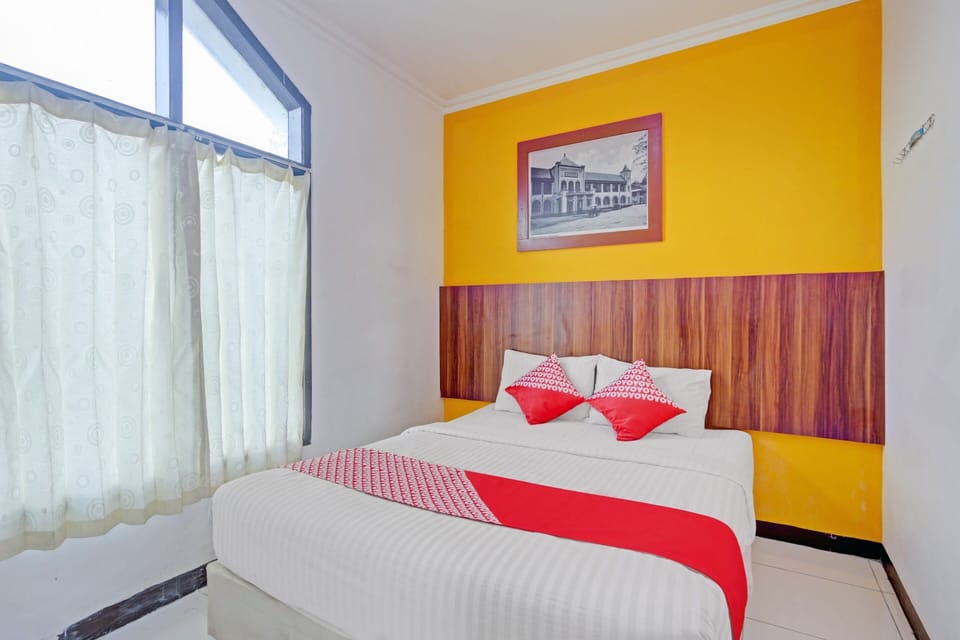 Standard Double Room | Laptop workspace, bed sheets