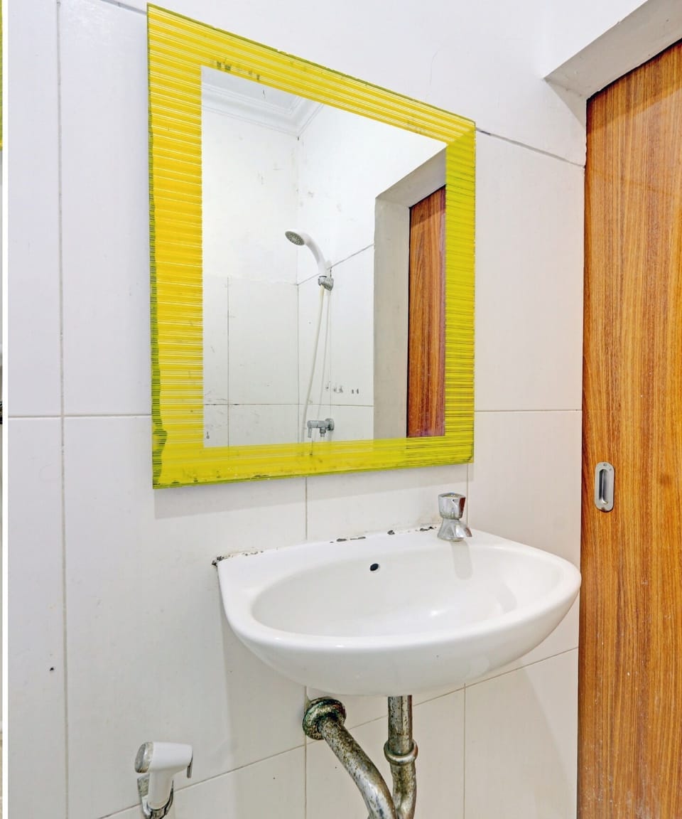 Standard Double Room | Bathroom | Shower, towels
