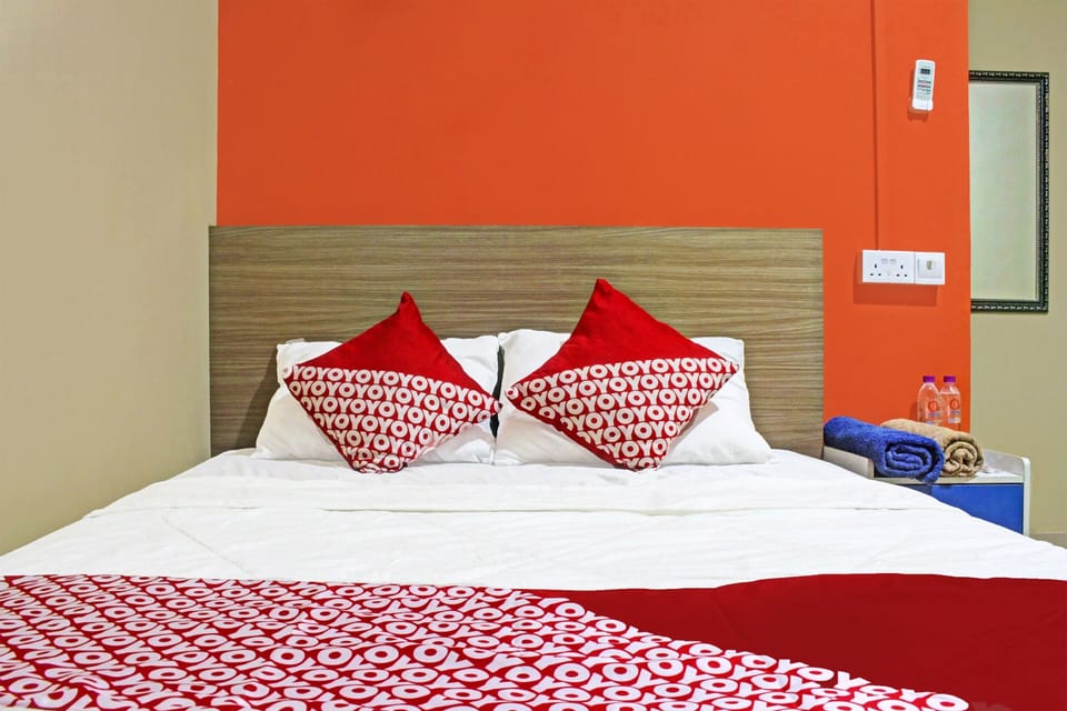 Deluxe Double Room | Laptop workspace, blackout drapes, WiFi (free), bed sheets