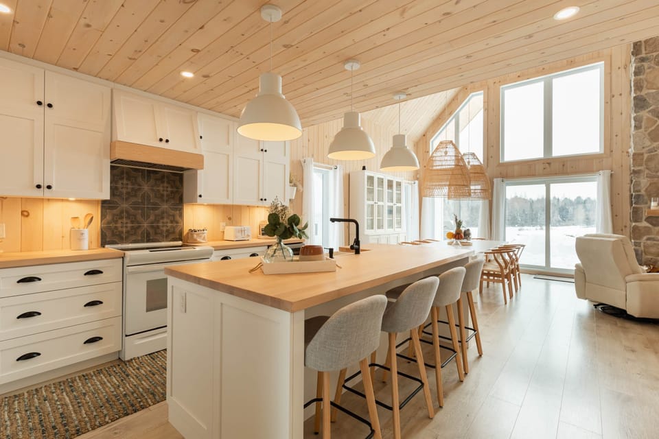 Kitchen with island / breakfast counter
