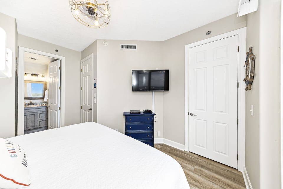 Bedroom 3 with King and twin bunk