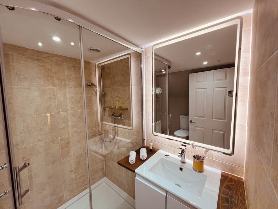 Superior Room, 1 Bedroom, Garden View | Bathroom | Shower, hydromassage showerhead, eco-friendly toiletries, hair dryer