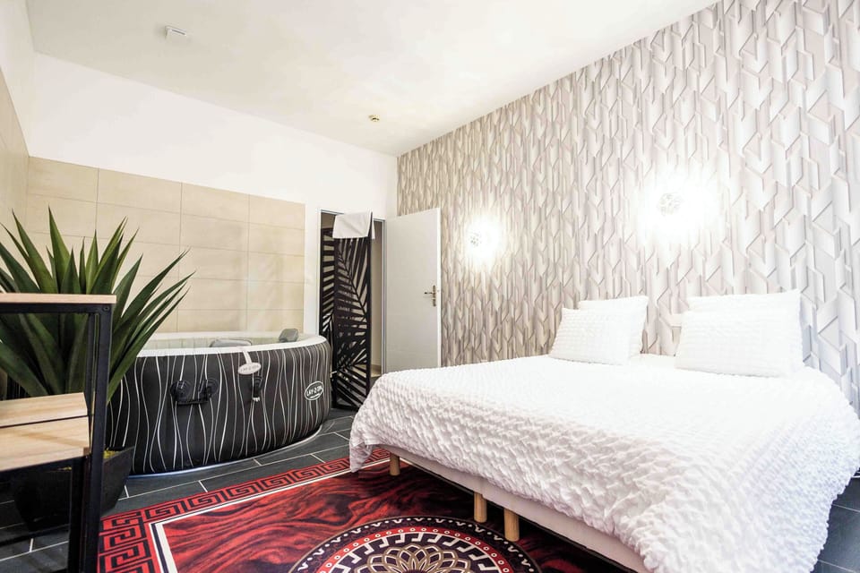 Hypo-allergenic bedding, in-room safe, soundproofing, free rollaway beds