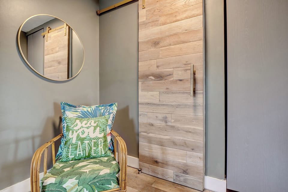 King Bed w/ En-suite located on top floor - Bedroom #1 - King Bed w/ En-suite located on top floor - Bedroom #1