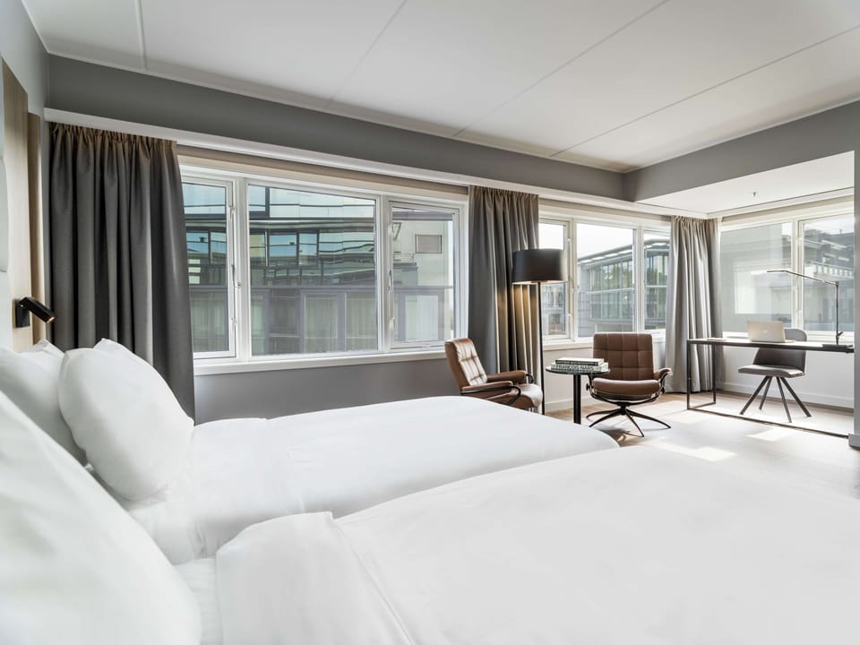 Hypo-allergenic bedding, in-room safe, desk, blackout drapes
