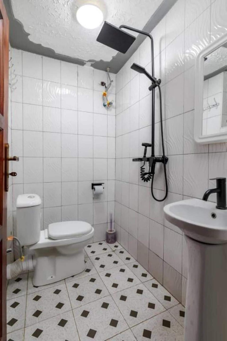 Double Room | Bathroom | Shower, rainfall showerhead, free toiletries, slippers