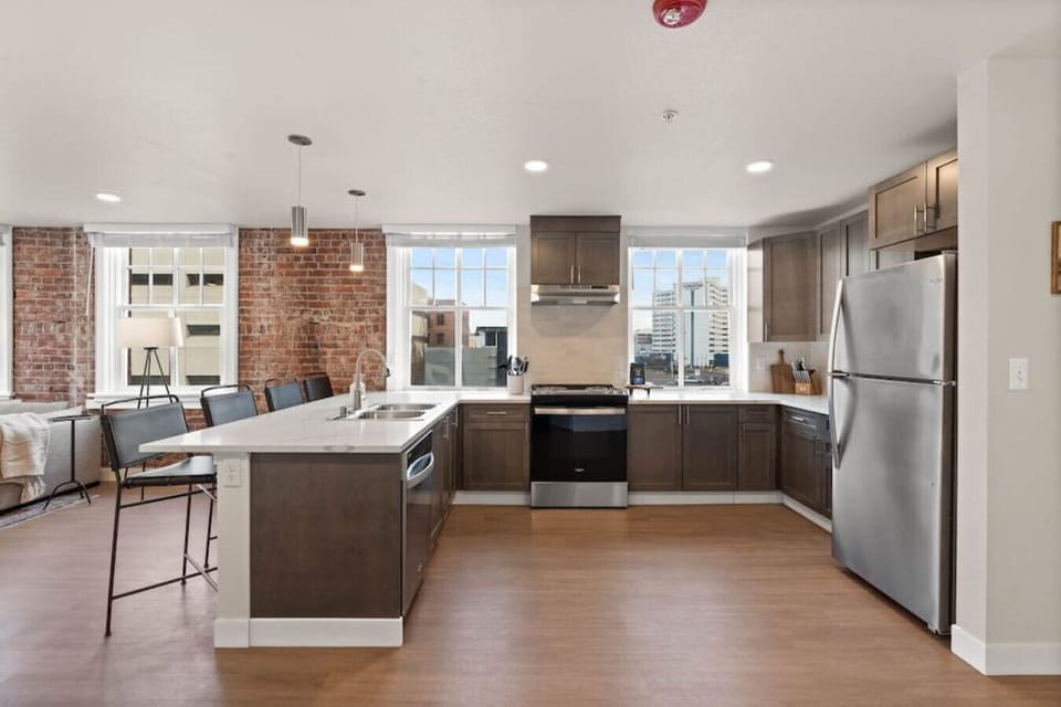 Everything you need at your fingertips: cookware, utensils, and modern appliances.