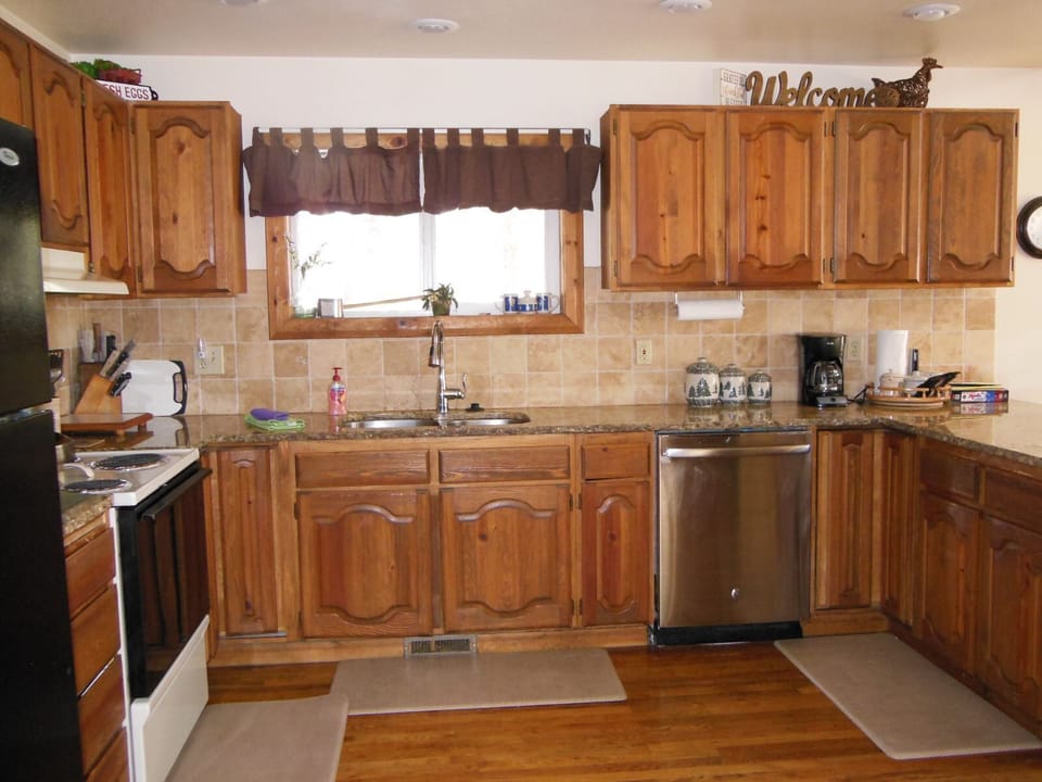 Large Gourmet Kitchen