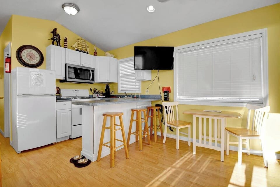 Kitchen & Dining Area