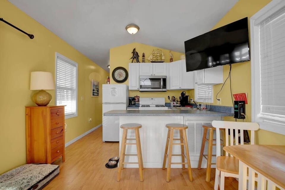 Kitchen & Dining Area