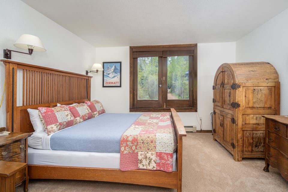 Room, 1 Bedroom | 1 bedroom, iron/ironing board, free WiFi