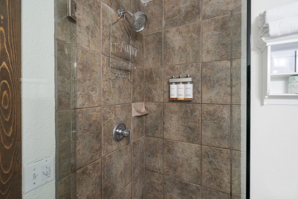 Room, 1 Bedroom | Bathroom | Towels, shampoo