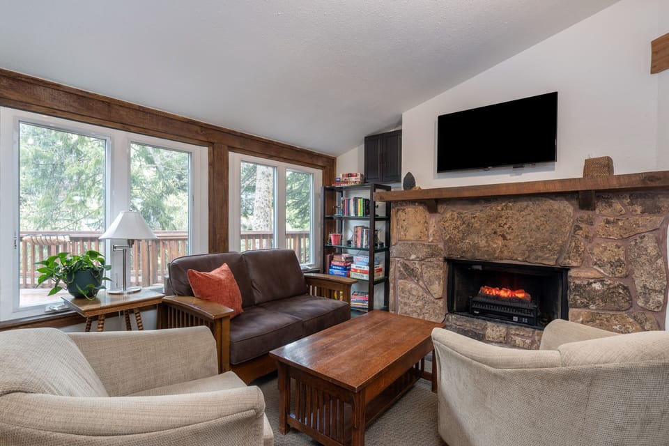 Room, 1 Bedroom | Living area | Streaming services