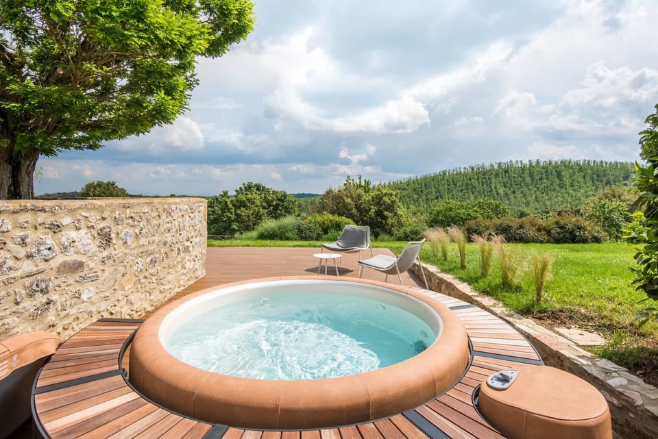 Outdoor spa tub