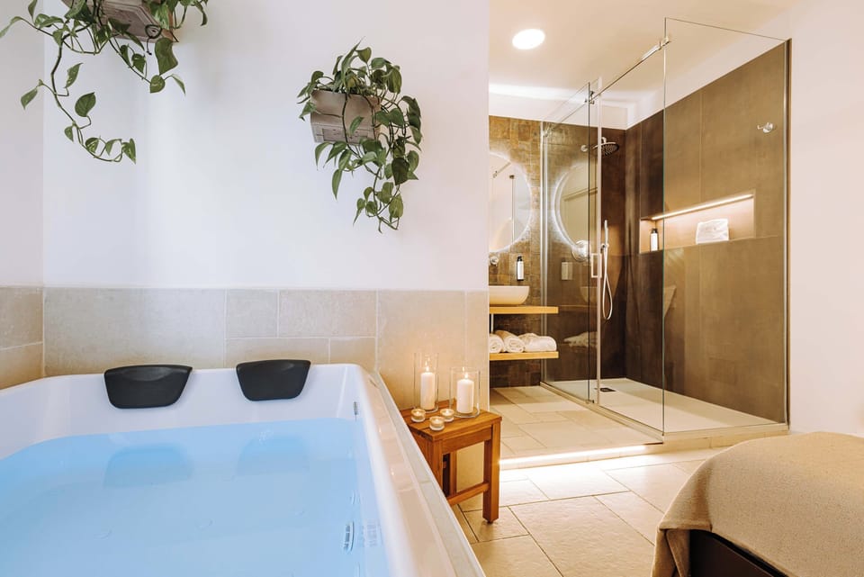 DOUBLE ROOM WITH HOT TUB | Bathroom | Separate tub and shower, jetted tub, rainfall showerhead