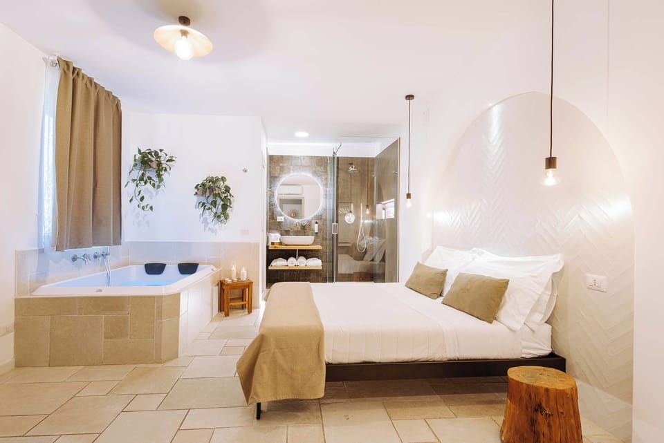 DOUBLE ROOM WITH HOT TUB | Minibar, desk, blackout drapes, soundproofing