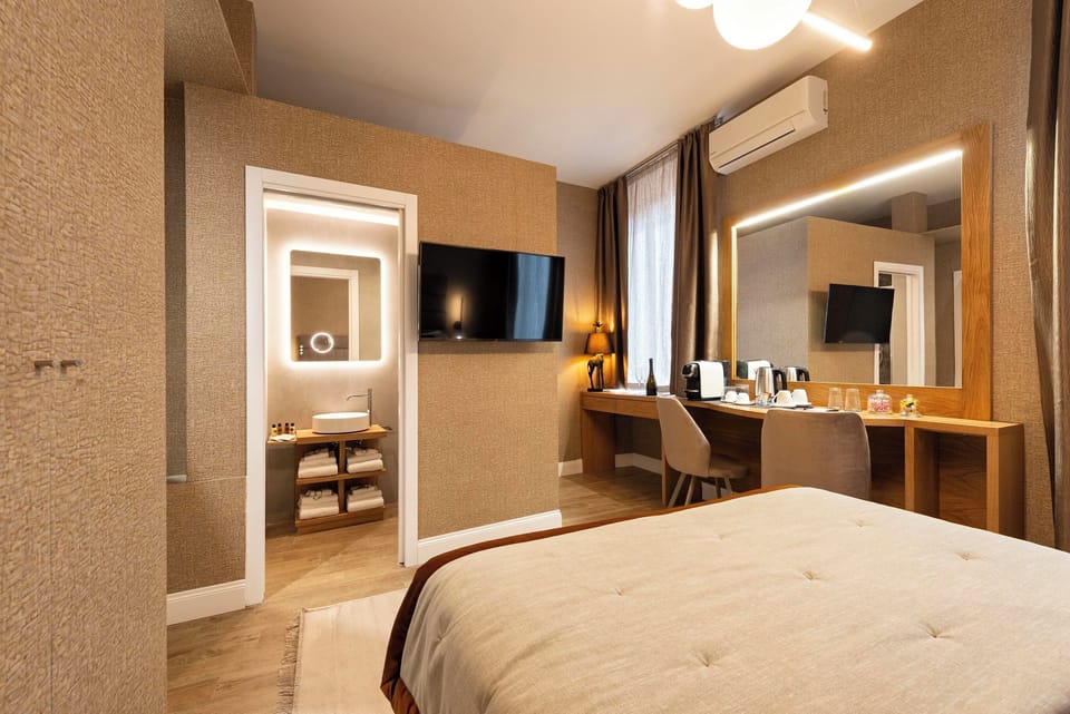 Deluxe Double Room | In-room safe, individually decorated, individually furnished, desk