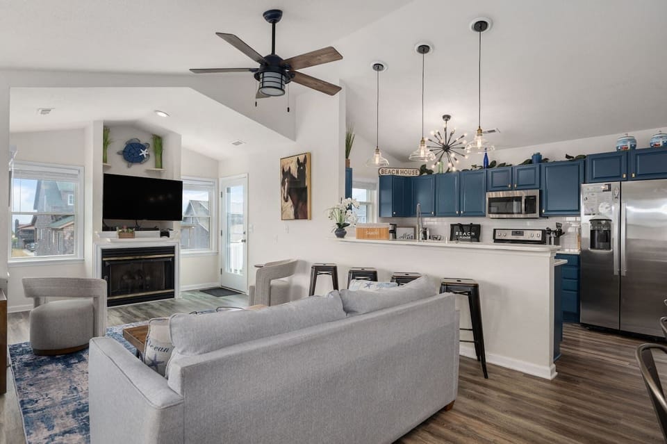 Open-concept living and kitchen area perfect for gathering 🌊
Enjoy a seamless space with comfortable seating, a stylish kitchen, and bar seating—ideal for relaxing, cooking, and spending time together.